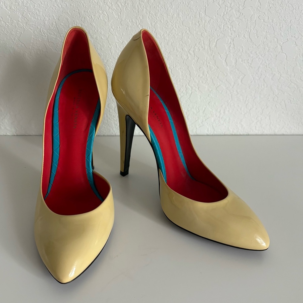 Bottega Veneta Yellow Heels With Red & Blue Interior Size 38 -- Made in Italy --
